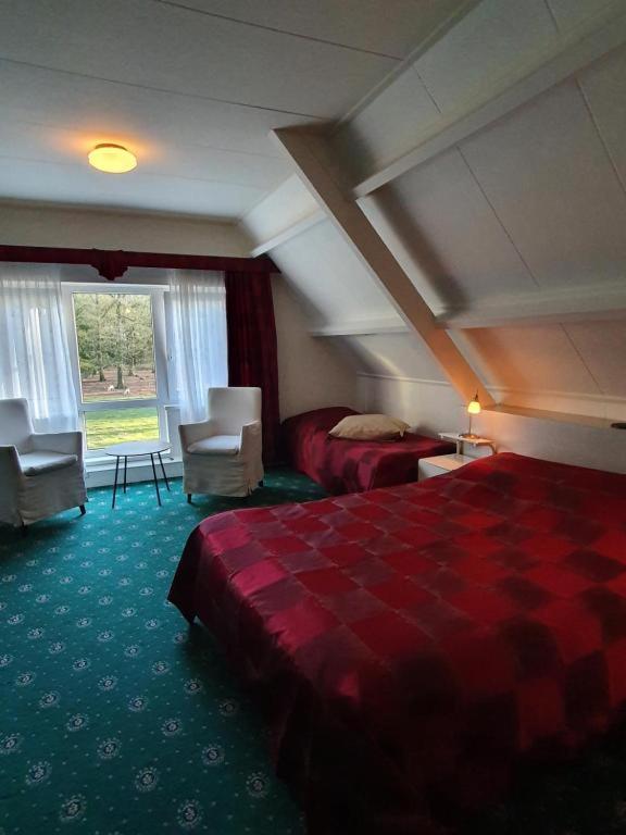 Standard Twin Room image 3