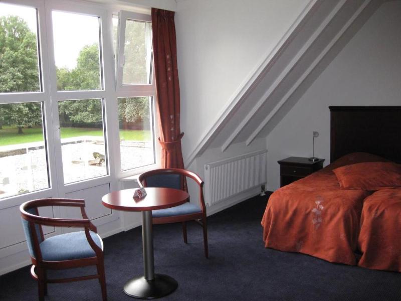 Deluxe Twin Room image 3