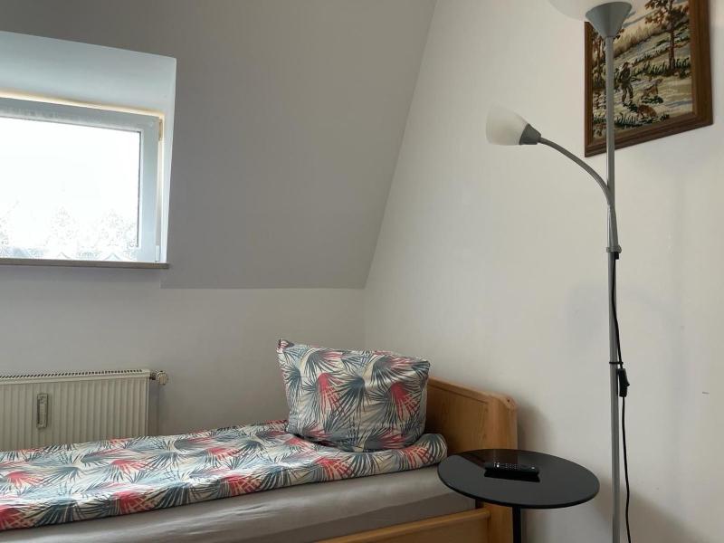 Single Room with Shared Toilet image 4