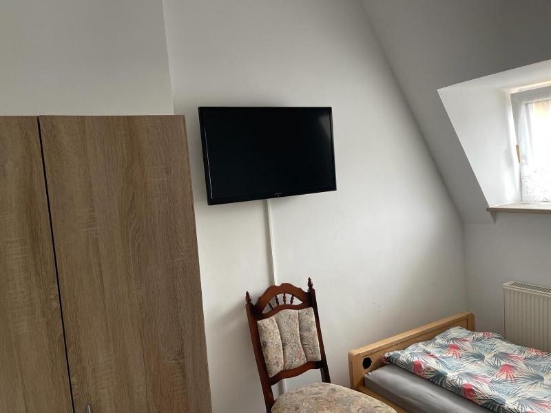 Single Room with Shared Toilet image 3