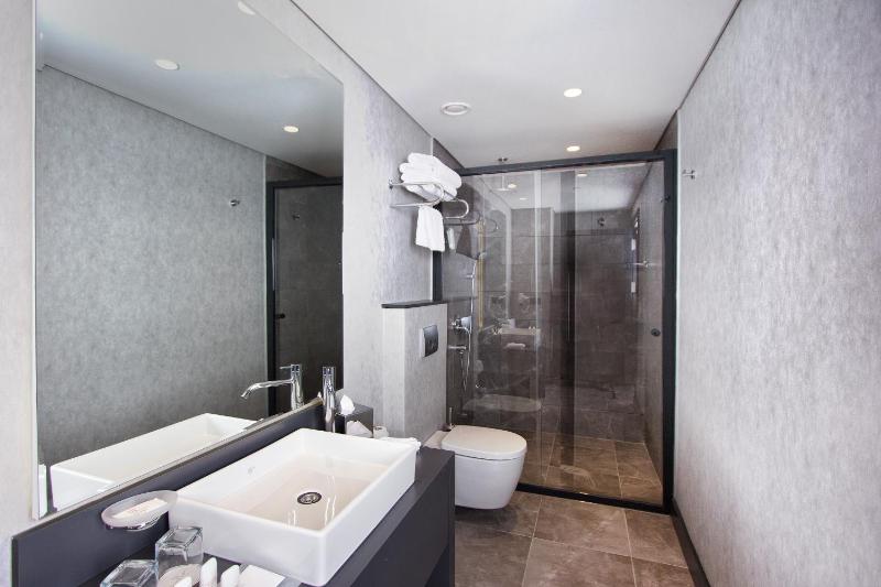 Corner Suite image 4