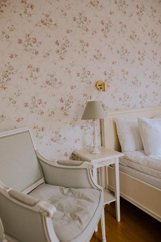 Double Room with Shared Bathroom image 3