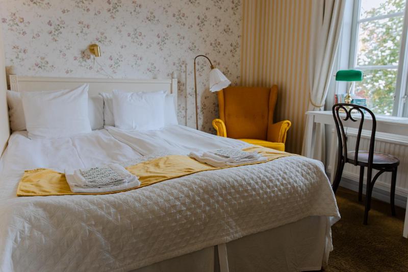 Twin Room with Shared Bathroom image 1
