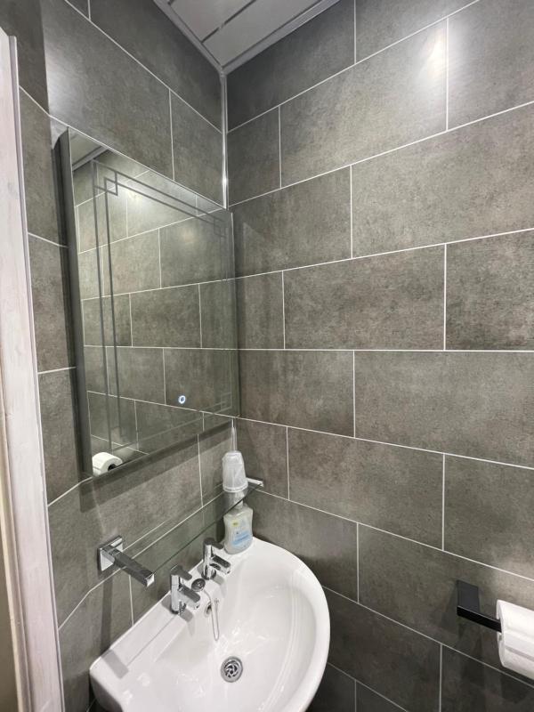 Standard Twin Room image 3