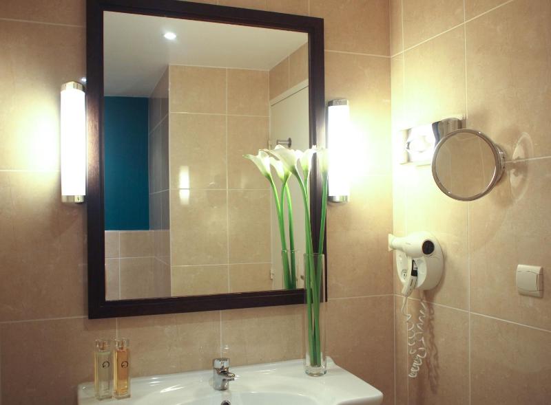 Standard Room 2 Singles Beds image 3