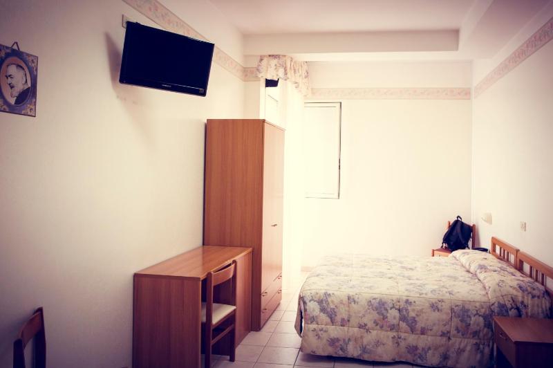 Economy Triple Room image 4