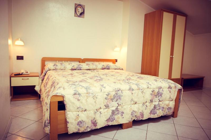 Economy Double Room image 4