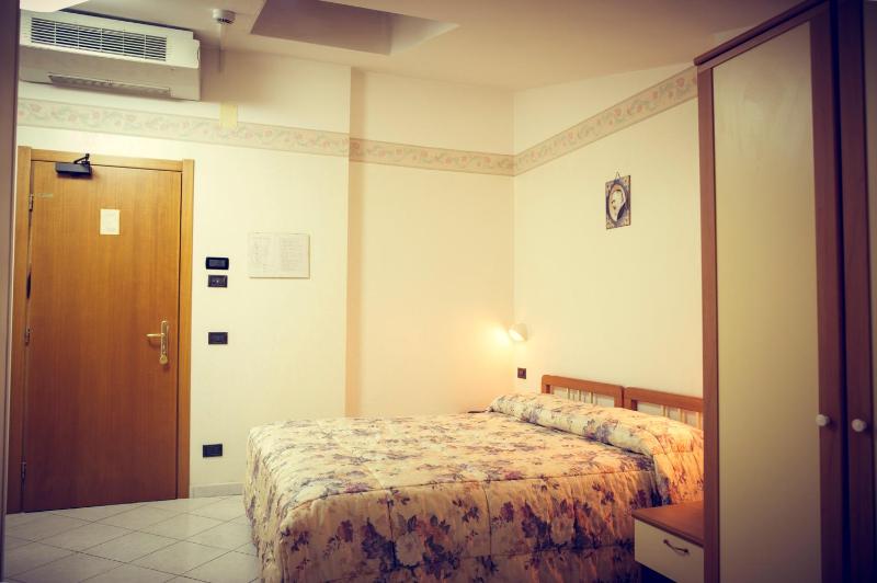 Economy Double Room image 3