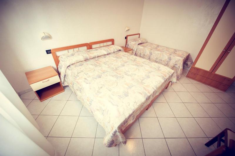 Economy Triple Room image 1