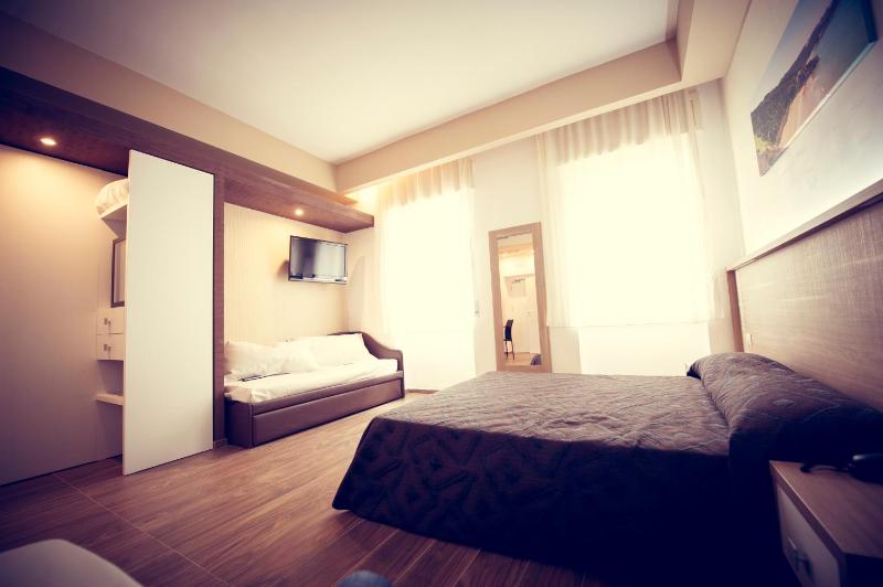 Superior Quadruple Room image 3