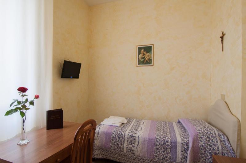 Single Room image 4