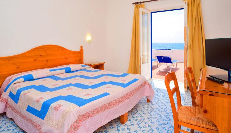 Superior Double Room with Sea View image 4