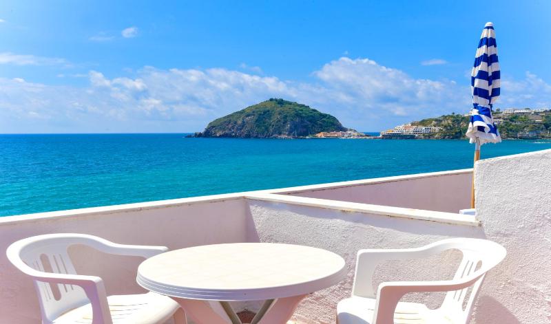 Standard Quadruple Room image 2