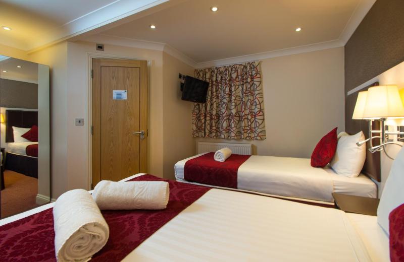 Standard Double Room with Two Double Beds image 1