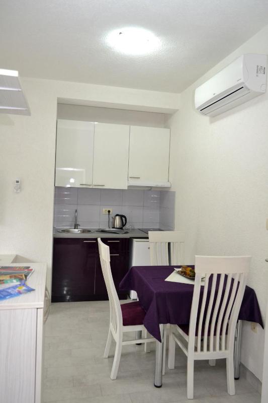 Studio Apartment with Sea View image 2