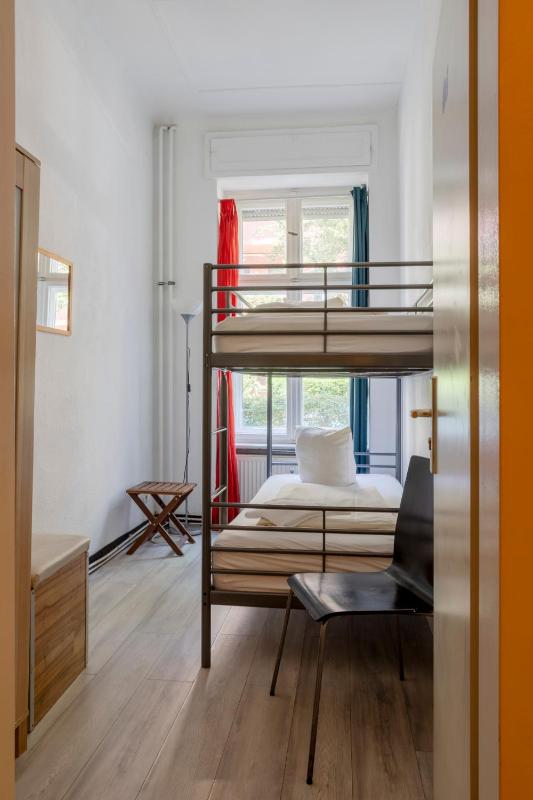 Budget Twin Room with Shared Bathroom image 1