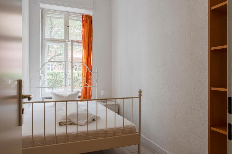 Budget Double Room with Shared Bathroom image 3