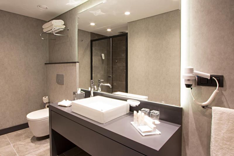 Corner Suite image 2