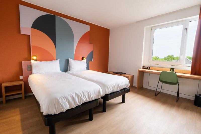Twin Room image 3