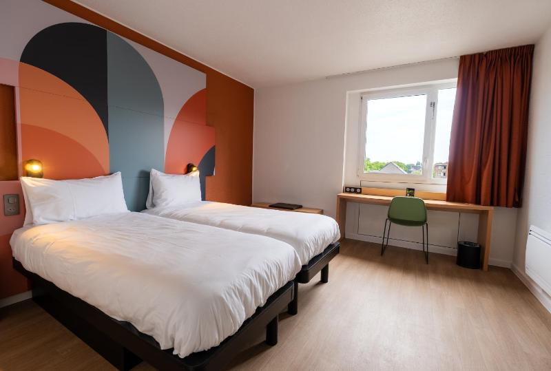 Twin Room image 4