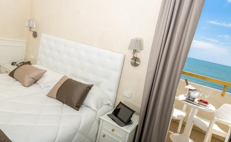 Deluxe Double or Twin Room with Balcony and Lateral Sea view  image 4