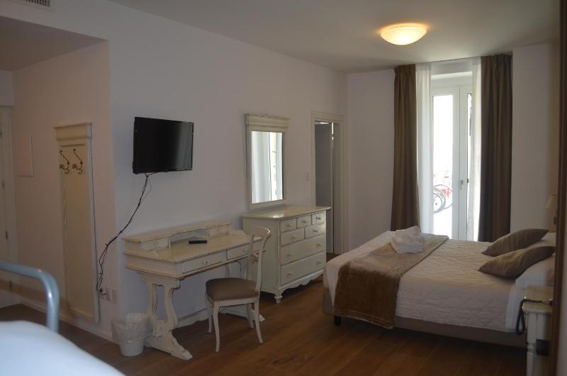 Family Room image 3