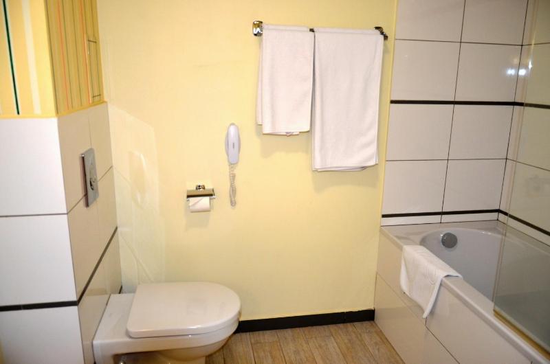 Double Room image 3