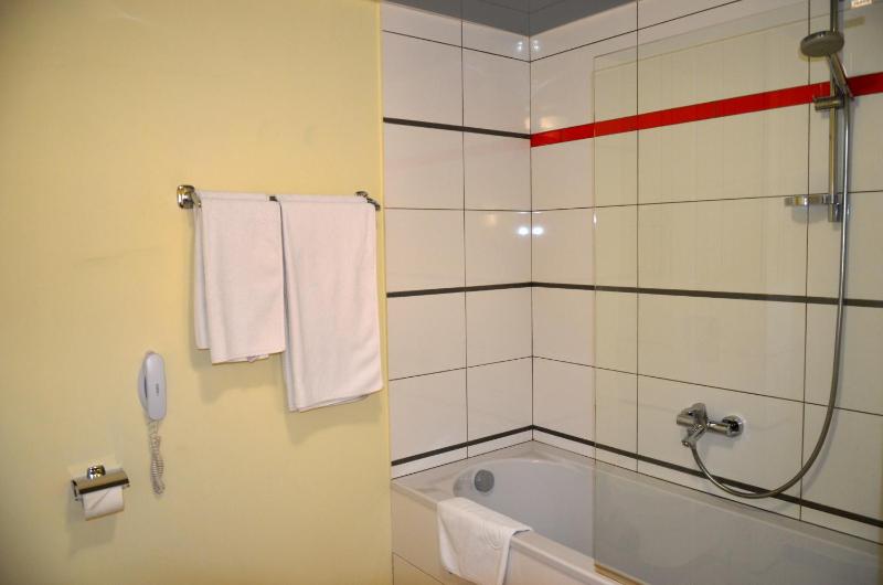Twin Room image 2