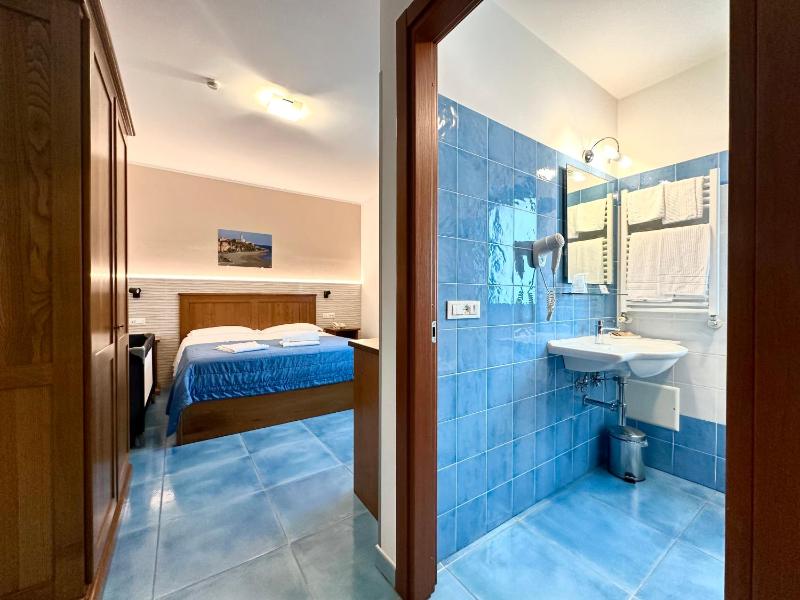 Double Room image 4