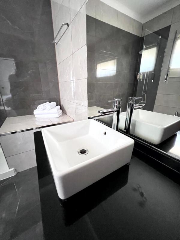 Double Room image 3