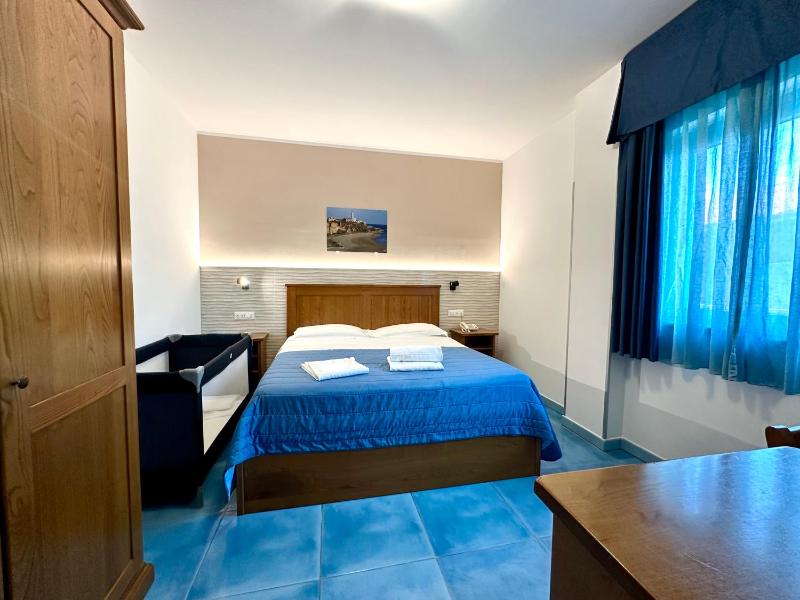 Double Room image 3