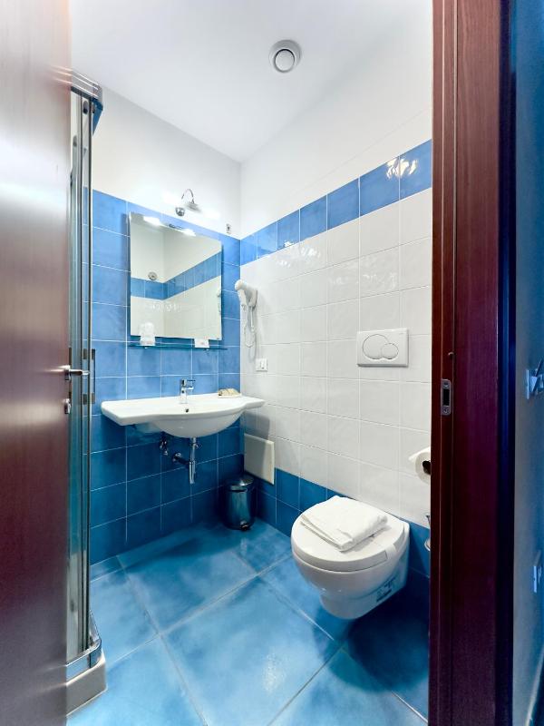 Double Room with Sea View and Balcony image 1