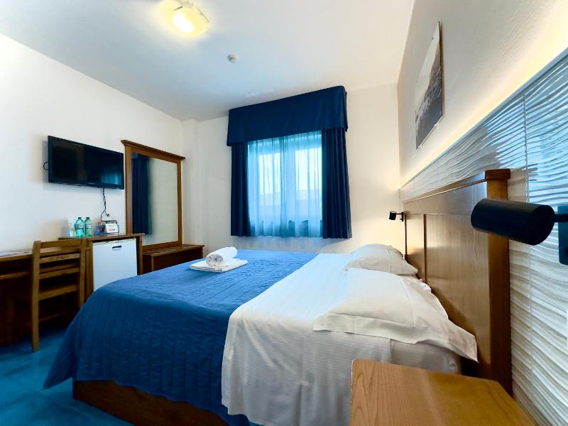 Double Room with Sea View image 4
