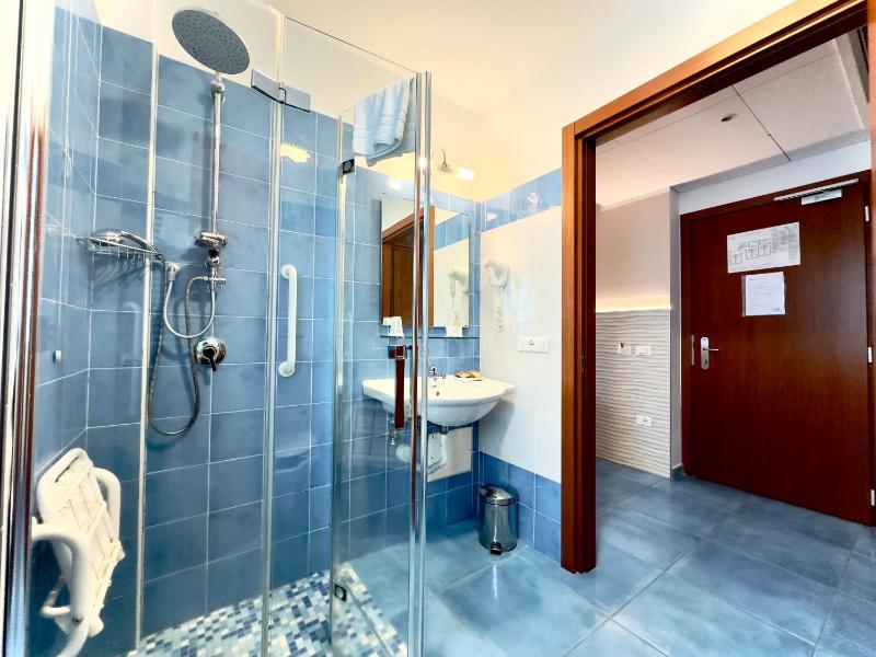 Double Room with Side Sea View image 4