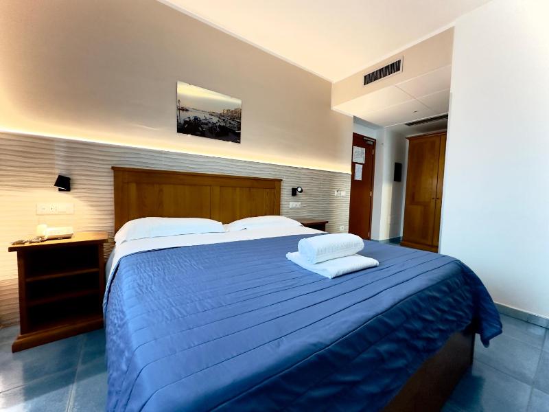 Double Room with Side Sea View image 2