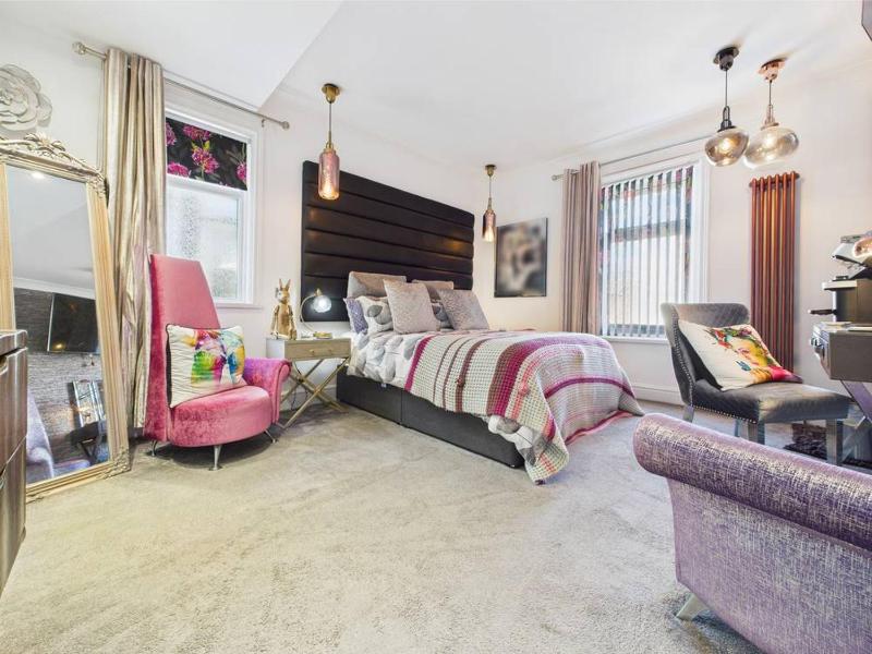 Standard King Room image 3