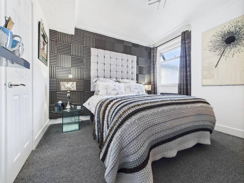 Double Room with Private Bathroom image 1