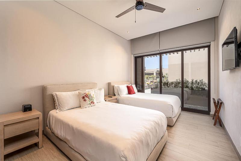 2 BR Cabo Marina Walk to Beach & Private Jacuzzi - image 16