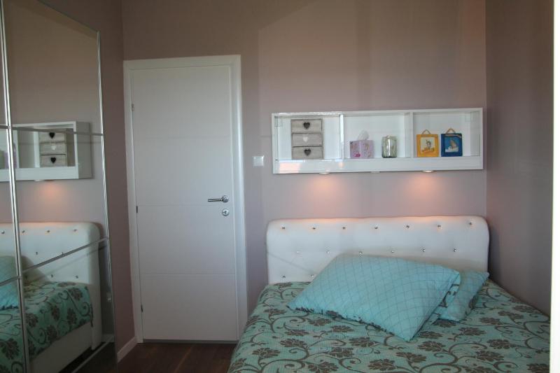 One-Bedroom Apartment with Terrace and Sea View image 3