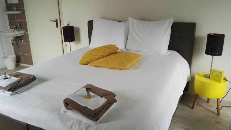 Double Room image 4