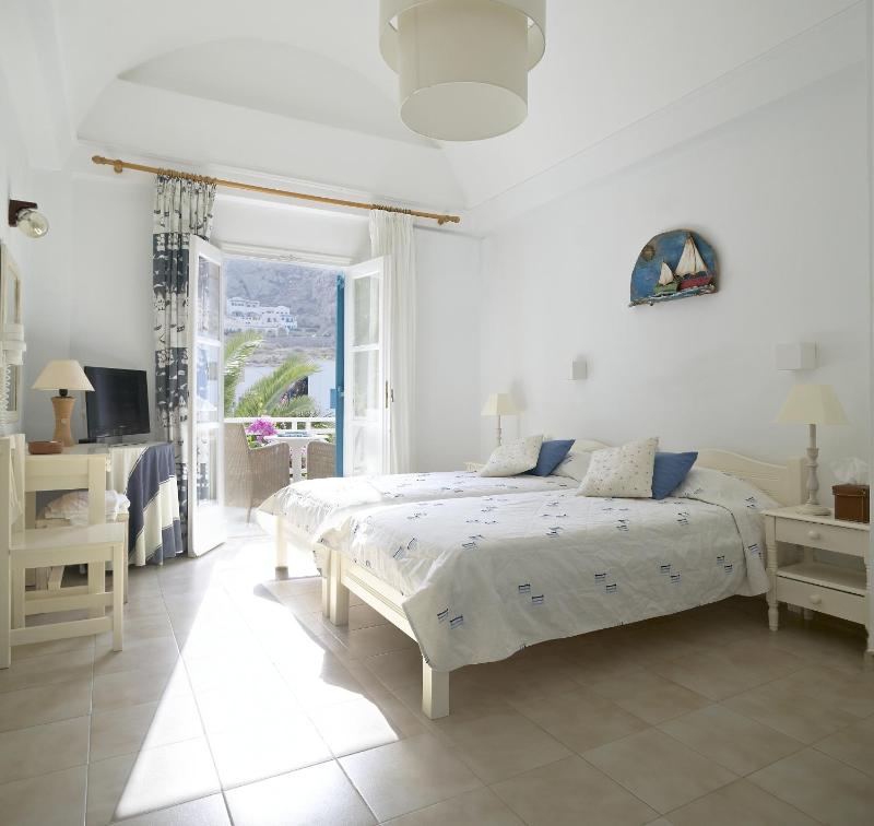 Standard Twin Room image 1
