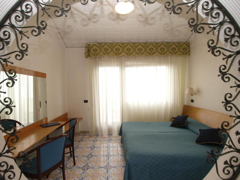 Double or Twin Room with Balcony and Sea View image 4