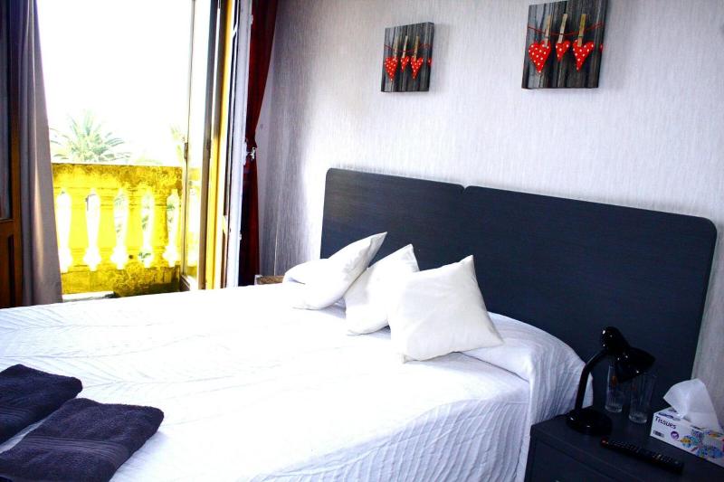 Single Room with Sea View and Shared Bathroom image 4