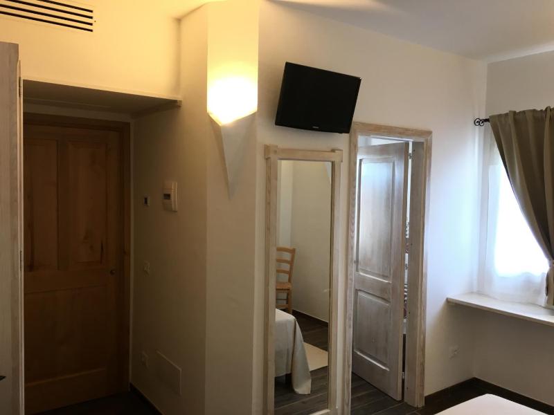 Double Room image 4