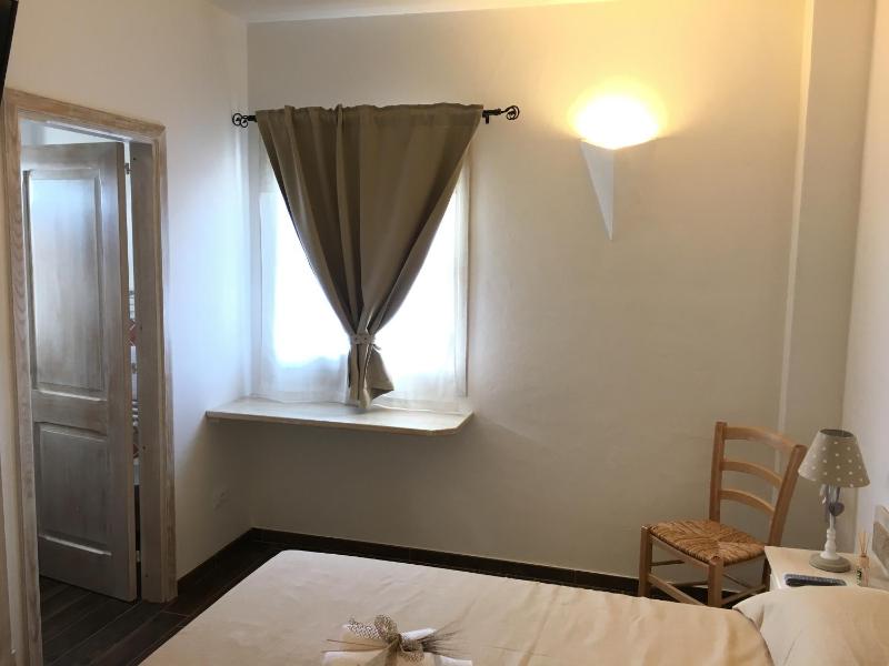 Double Room image 3