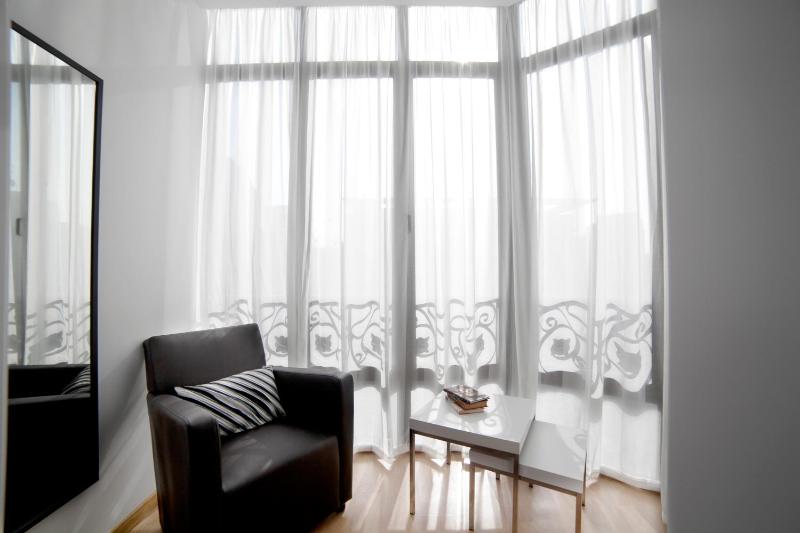 Three-Bedroom Apartment - Ronda Universitat 13 image 2