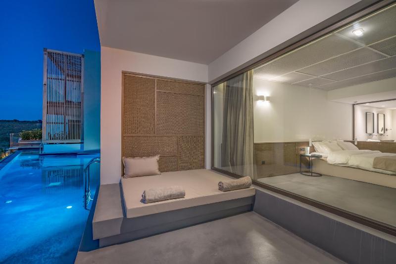 Junior Suite Swim up heated pool image 2