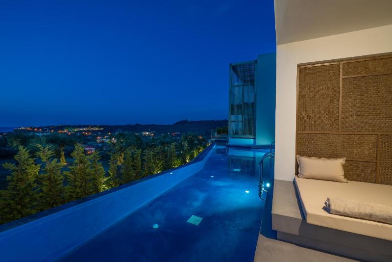 Junior Suite Swim up heated pool image 3