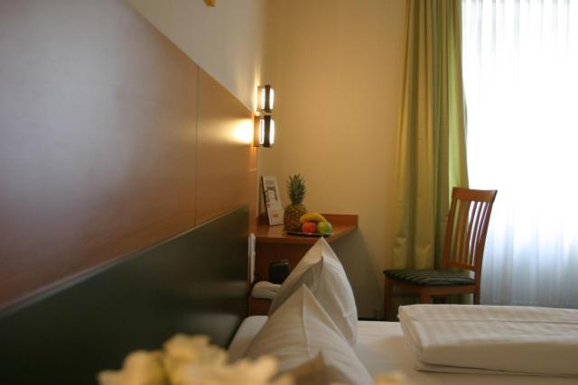 Memphis Hotel - image 3