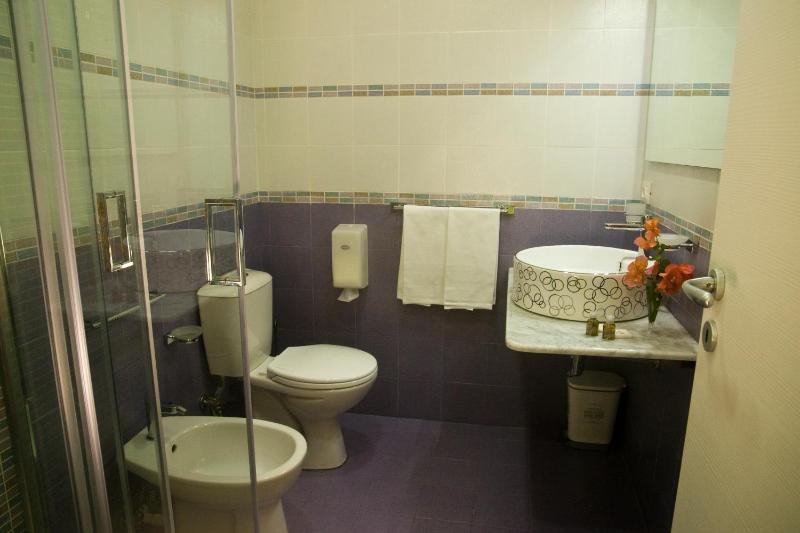 Luxury Triple Room image 3